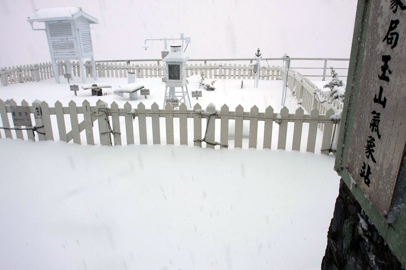 霸王寒流發威全台各地都飄起雪來了，看完這些照片你才相信「原來白色台灣真的太美了」！