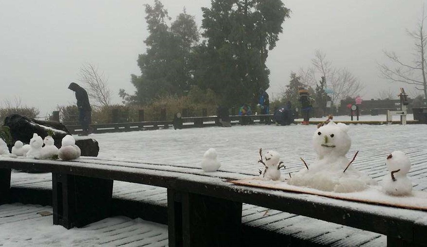 霸王寒流發威全台各地都飄起雪來了，看完這些照片你才相信「原來白色台灣真的太美了」！