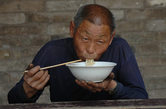 這35家中國餐廳天天爆滿東西好吃到客人像是被下蠱一樣！警方發現到「神奇成分」後就吃驚馬上逮捕！