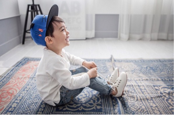 許多網友在看完這位「4歲韓國阿拉伯混血小帥哥李東民」的照片後，都已經開始後悔太早被生出來了！