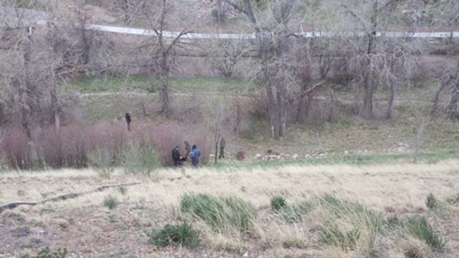 警察在溪邊找到一具屍體卻一直傻傻找不到線索，結果這名網友的爸爸用最驚人的第六感打臉破案！