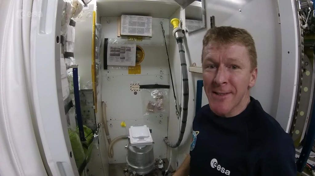 這就是太空人在無重力的外太空「上廁所的唯一辦法」，當他拿出特殊秘密工具時我覺得真的有點噁心...！