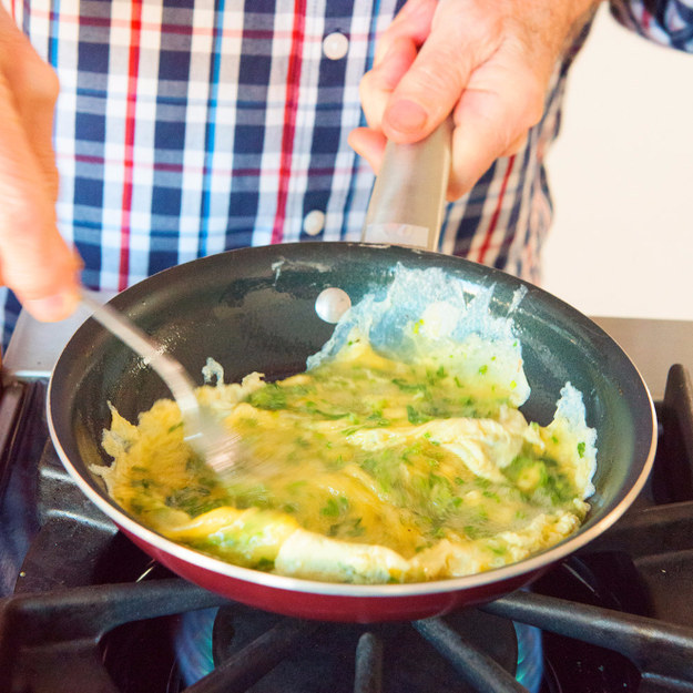 法國傳奇主廚要教大家「如何輕鬆做出完美法式歐姆蛋」，大家連敲蛋的方法都錯了！