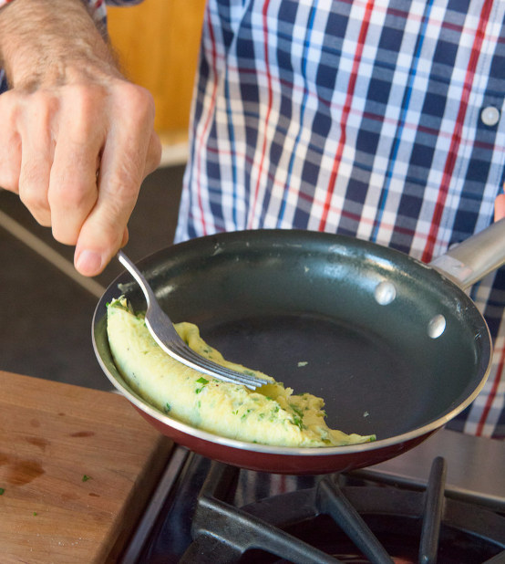 法國傳奇主廚要教大家「如何輕鬆做出完美法式歐姆蛋」，大家連敲蛋的方法都錯了！
