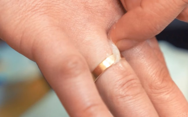 11招你完全沒想到過的「凡士林超實用妙招」，原來把紙插在裡頭會得到這麼棒的效果！