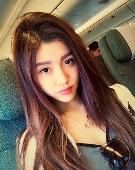 BY2妹Yumi公開在飛機上的素顏自拍照，超清純的模樣讓網友紛紛看傻眼驚呼「比化妝好看太多」！