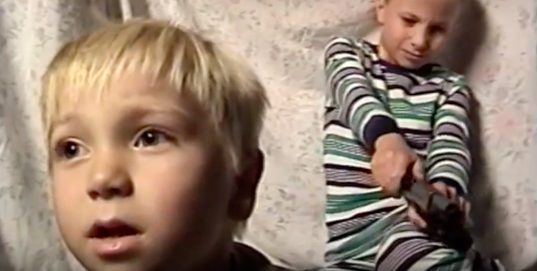 「如果你對一個人開了2槍他卻沒死，你會怎麼做？」網友在拍賣會買到的錄影帶裡找到最恐怖的兒童問答片段。