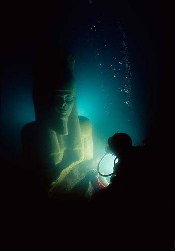 一整個數千年前沈入水中的埃及古城在深海中被尋獲。<BR><BR>