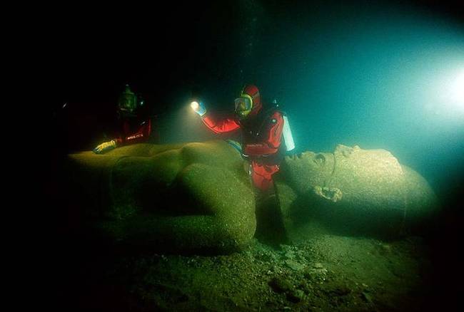 潛入水中的學者正在檢查一尊古老的法老王神像。<BR><BR>