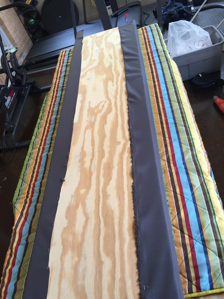 他移開餐桌只是想要裝飾一下空間，但當他完成上傳「神級完美創作」後瞬間就在網路上瘋傳到無法控製了！