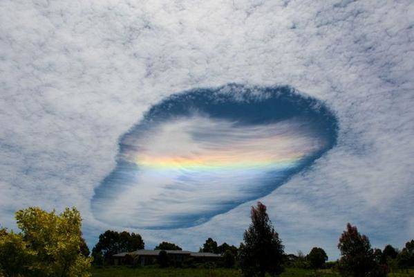 從另一個角度來看，這個雨幡洞雲就像是個巨大幽浮一樣。<!-- 電腦板-文章內插廣告-336X280 -->
<br><br>
<div align=