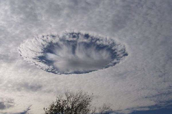 一台飛機造成了雲層的這個洞。<BR><BR>