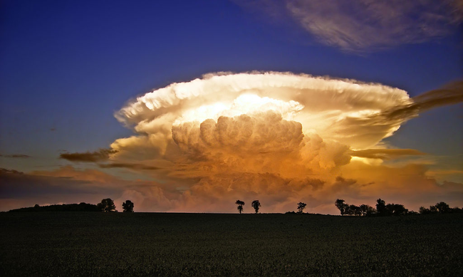 這個叫做砧狀積雨雲 (Cumulonimbus incus)。<BR><BR>