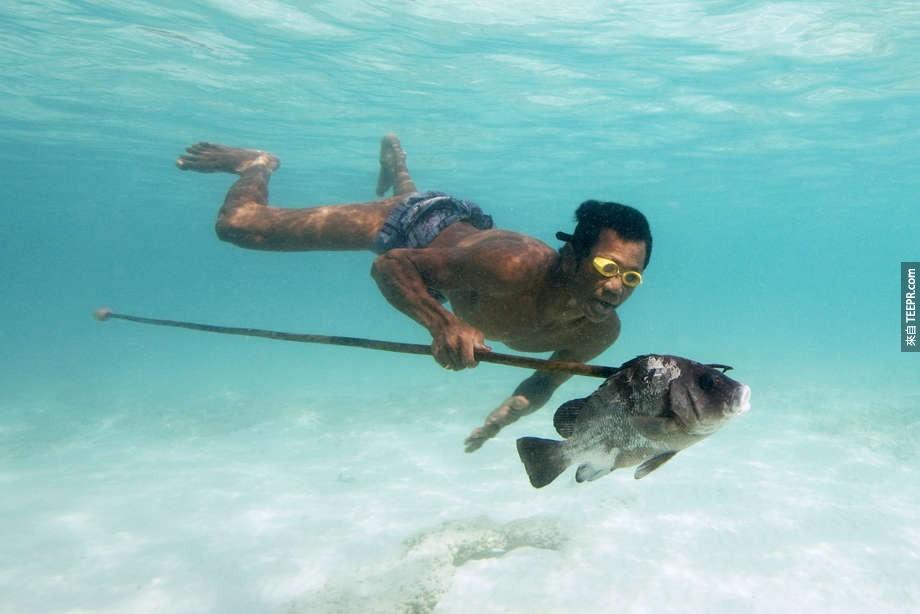 丹老群島：跟水性超好的莫肯人(Moken)一起遊泳。<BR><BR>