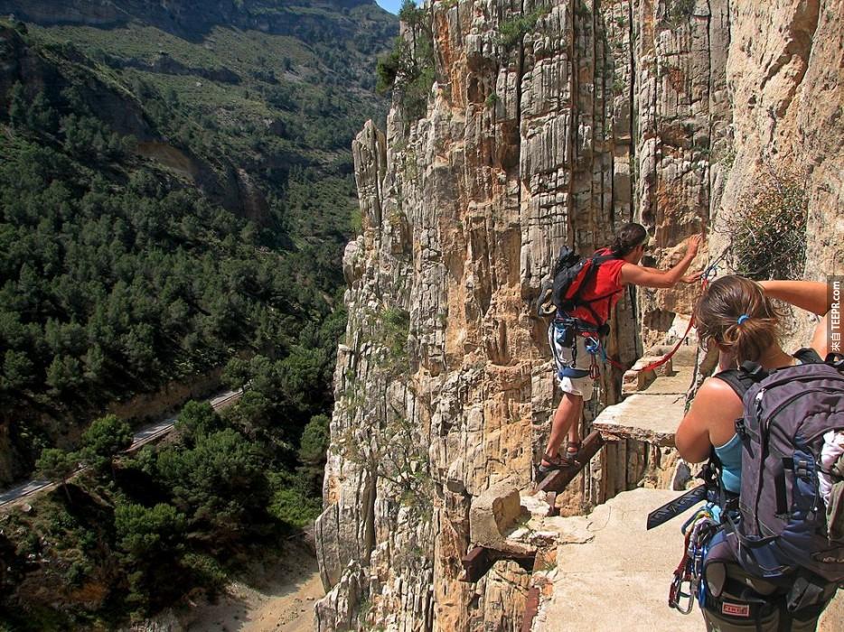 登上世界上最危險的步道：馬拉加(Malaga)西班牙(Spain)。<BR><BR>