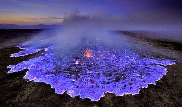 2. 藍色的火山熔巖：硫酸氣體在這樣的高溫燃燒之下，印及這個火山噴出了藍色的熔巖。<BR><BR>