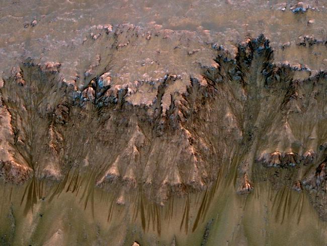 在火星流動的液態水。<BR><BR>
