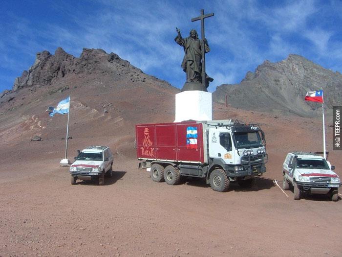 13) 阿根廷和智利 – 這座耶穌的雕像就是分開兩國的指標。<BR><BR>