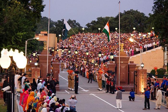 20) 巴基斯坦和印度 – 這個瓦格赫 Wagah 邊界每天晚上都會舉辦一個儀式。<BR><BR>儀式結束後邊界才會被關閉。<BR><BR>