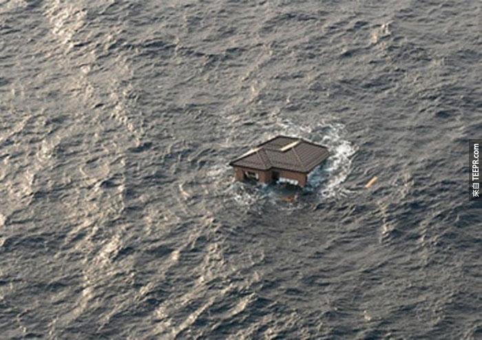 10）日本家庭漂流在海洋中的9.0級地震和隨後的海嘯之後，2011（日本）