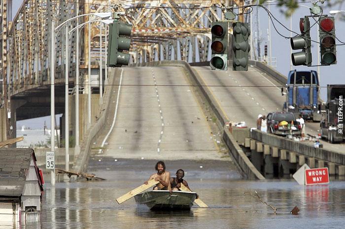 9）兩名男子避開在新奧爾良船卡特裏娜颶風，2005（美國）