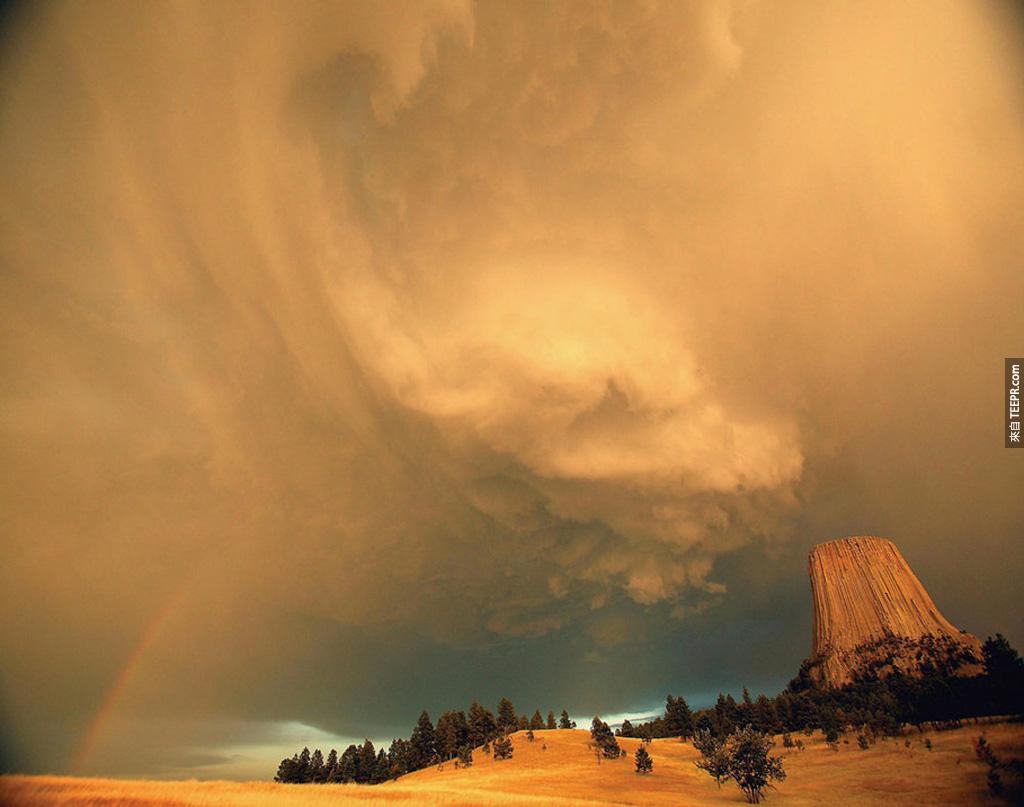 魔鬼塔國家紀念碑 (懷俄明州) 上方的風暴。<BR><BR>