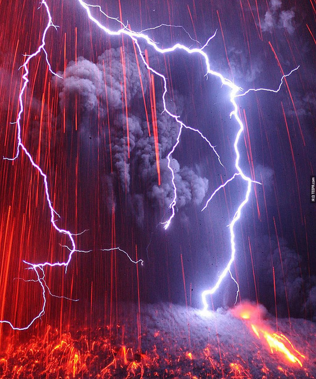 最恐怖的組合: 火山爆發 + 雷電風暴 (日本九州)。<BR><BR>
