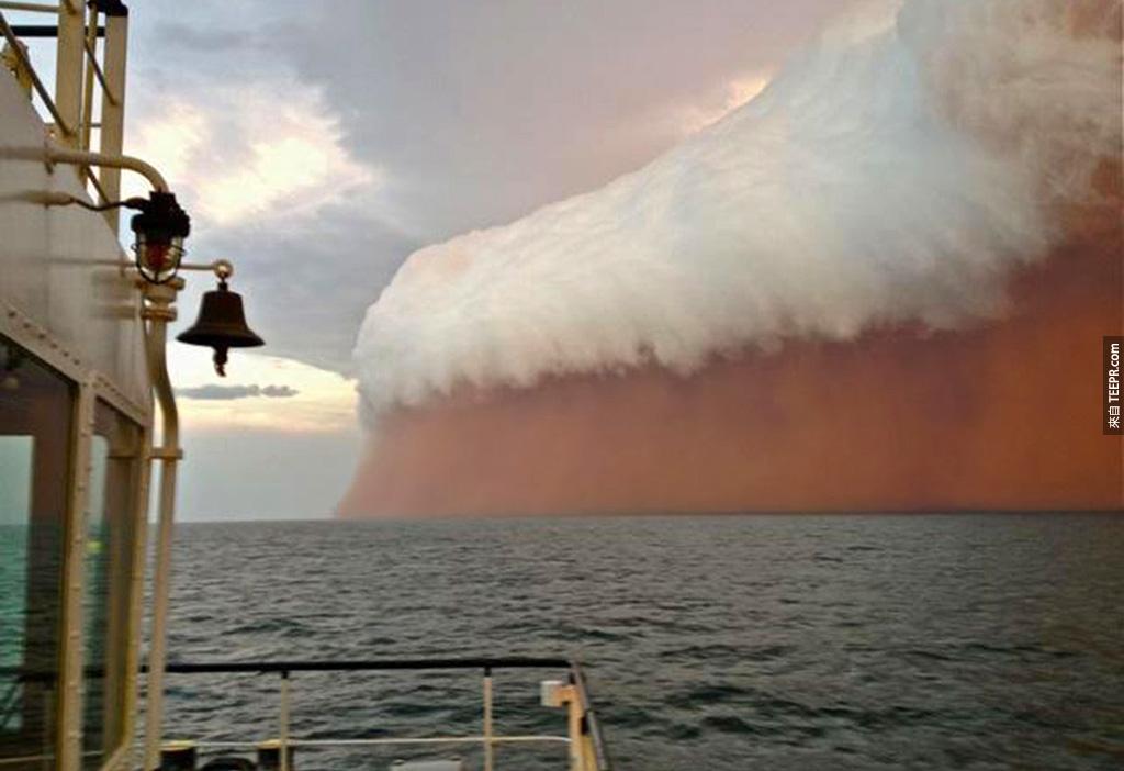 一個沙塵暴被一堆白雲罩住了 (昂斯洛，澳大利亞)。<BR><BR>