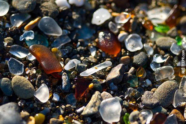 大自然真的很厲害，可以把這麼多的垃圾變化成美麗的玻璃石。<BR><BR>