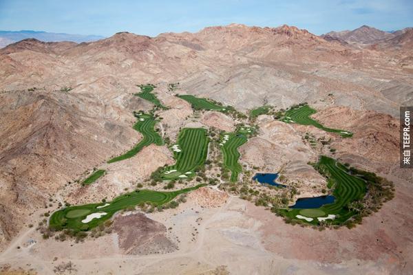 9.) 一座綠油油的高爾夫球場在拉斯維加斯的沙漠裡看起來像是一個綠洲。<BR><BR>