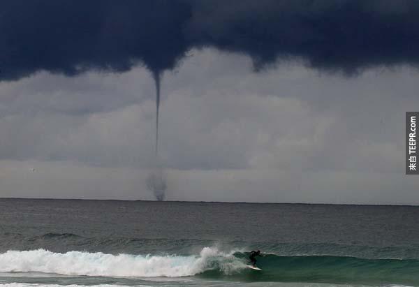 10.) 在澳洲海岸一帶，一位衝浪者在岸邊遇上了海龍捲風。<BR><BR>