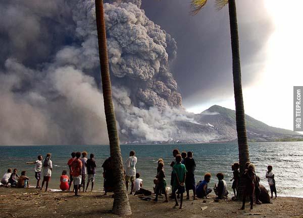 17.) 安全撤退的人們，在岸邊看著新畿內亞塔烏魯火山噴發。<BR><BR>