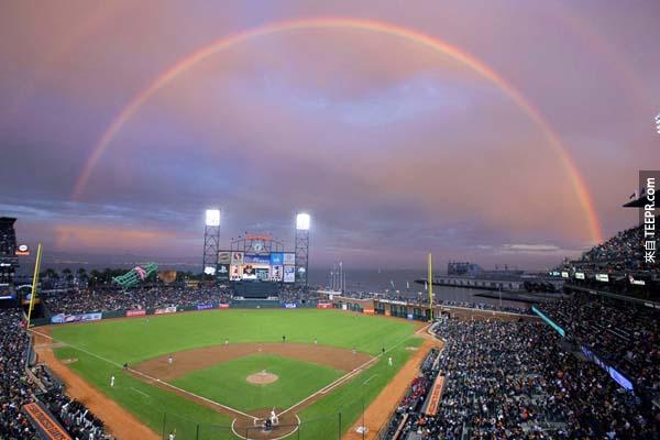 19.)在球賽期間，一道彩虹跨越了舊金山的城市。<BR><BR>