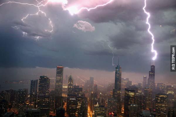 2.) 在暴風雨中，閃電擊中了芝加哥威利斯大廈。<BR><BR>