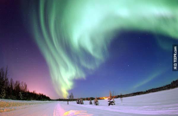 4.)美麗的極光照亮阿拉斯加的天空。<BR><BR>