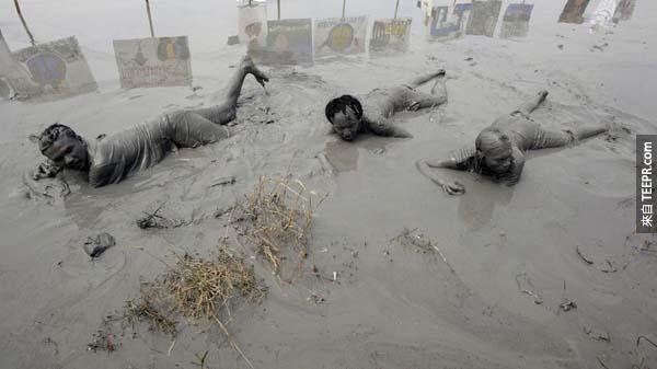 5.) 受難者浸泡在印度尼西亞泥火山所噴發出來的「泥池」當中，看這張照片就可以知道當時的情況多麼的險惡。<BR><BR>