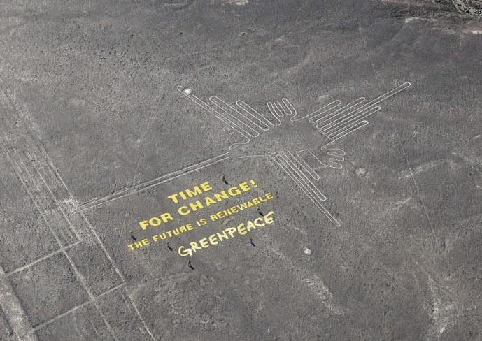 納斯卡線條（Nazca Lines）是位於納斯卡沙漠上的巨大地面圖形，是當地重要的文化遺產。<BR><BR>在最近，綠色和平組織（Greenpeace）有一個行動團隊來到了這裡，要來做一個行動的宣傳。<BR><BR>