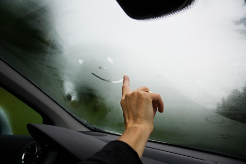 當車內起霧我們很多人都會笨笨的把冷氣打開，但科學家說這才是真正最快速的正確方法！