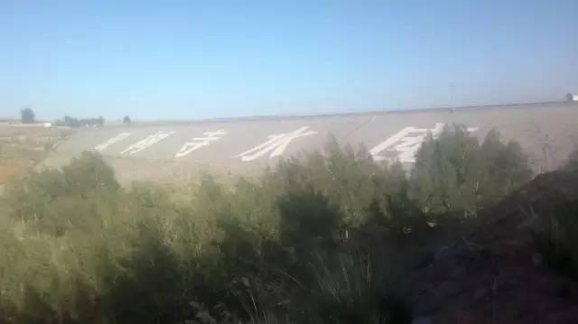 農民在自家地裡發現了一個外形奇特的東西，沒想到竟是……雖然價值不菲卻成了「燙手山芋」？