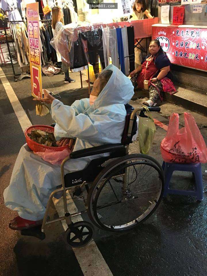 80歲阿嬤不論刮風下雨都出門賣玉蘭花，但背後的心酸故事卻讓網友們全都暴怒了！