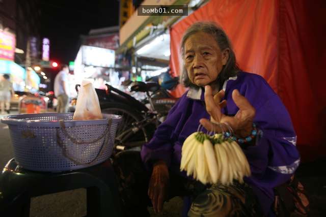 80歲阿嬤不論刮風下雨都出門賣玉蘭花，但背後的心酸故事卻讓網友們全都暴怒了！