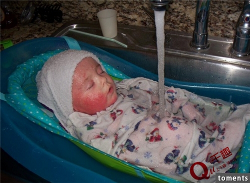 她把剛出生的兒子放水槽「浸泡」，背後原因竟讓人不敢想像！阿彌陀佛！