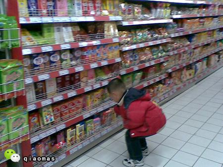 爸爸故意把「4歲孩子」丟在超市！結果孩子的反應竟然是這樣...父母都震驚了！