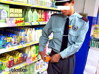 爸爸故意把「4歲孩子」丟在超市！結果孩子的反應竟然是這樣...父母都震驚了！