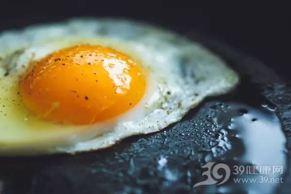 來自醫生的警告！吃完雞蛋後絕對不要吃這「7種東西」，腹瀉中毒！很多人的早餐都有.....