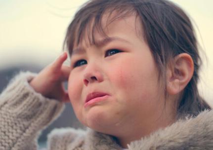 下班回家聽見3歲女兒哇哇大哭 看見一幕後 我立馬給婆婆一耳光