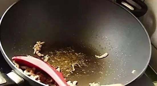 剛炒完菜千萬別用水衝鐵鍋！很多人還不知道