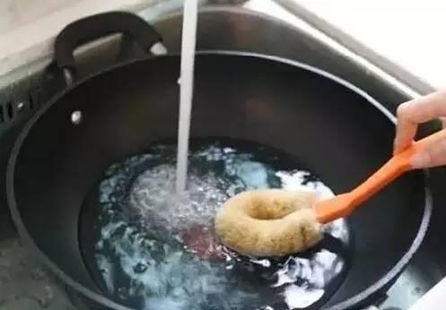 剛炒完菜千萬別用水衝鐵鍋！很多人還不知道