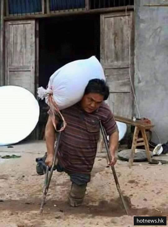 這名4個孩子的爸爸，即使「沒有了腳」還是每天勤勞工作，就為了要讓孩子有飯可以吃...