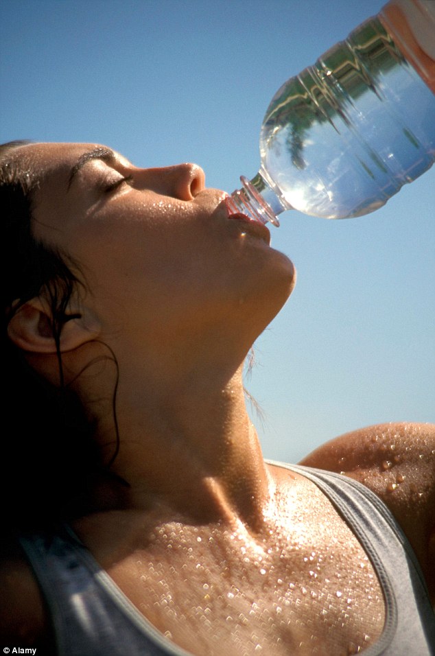 然而，專家也開始質疑喝水過量對我們身體的影響，也認為我們常喝到比身體所需的水量還要多很多。<BR><BR>還有人提出，過量的飲水可能會導致身體衰弱、甚至是危及生命的健康問題。<BR><BR>近幾年下來，人們也開始認為自己「喝水成癮」了，不喝水甚至還會造成他們的恐慌。<!-- 電腦板-文章內插廣告-336X280 -->
<br><br>
<div align=